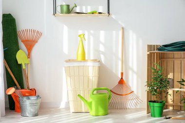 Ahırda bahçe malzemeleri var.