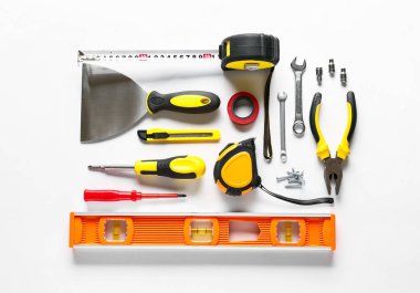 Beyaz arkaplanda inşaat araçları kümesi