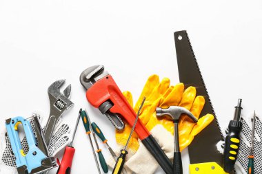 Beyaz arkaplanda inşaat araçları kümesi