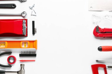 Beyaz arkaplanda inşaat araçları kümesi