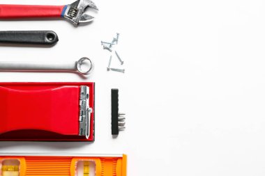 Beyaz arkaplanda inşaat araçları kümesi