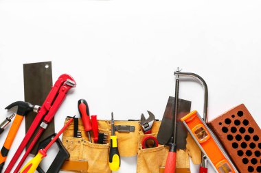 Beyaz arkaplanda inşaat araçları kümesi