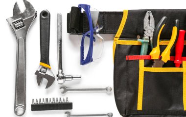 Beyaz arkaplanda inşaat araçları kümesi