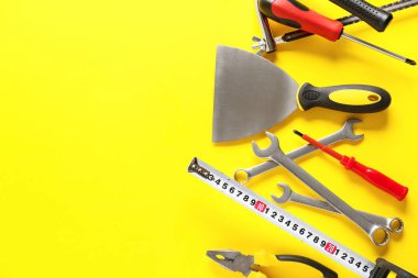 Renk arkaplan üzerinde inşa araçları kümesi