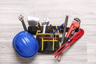 Hafif ahşap arka planda inşaat araçları