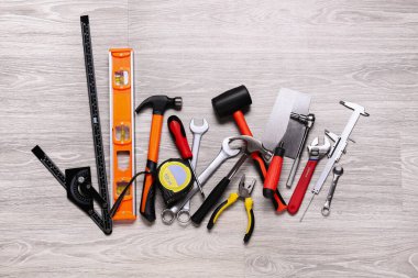 Hafif ahşap arka planda inşaat araçları