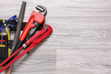 Hafif ahşap arka planda inşaat araçları