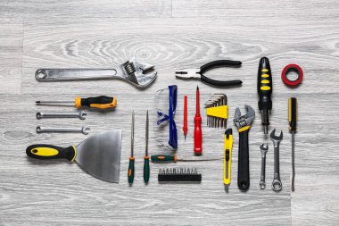 Hafif ahşap arka planda inşaat araçları