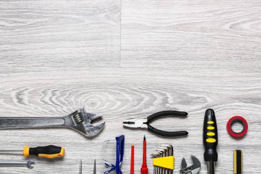 Hafif ahşap arka planda inşaat araçları