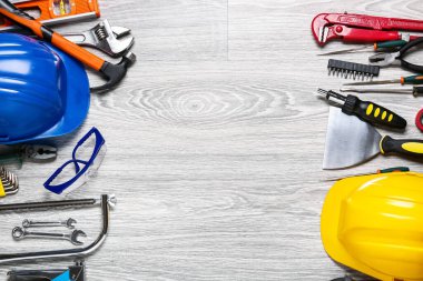 Hafif ahşap arka planda inşaat araçları