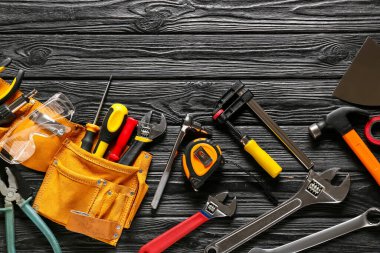 Koyu ahşap arka planda inşaat araçları kümesi