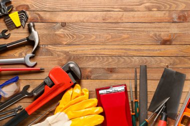 Ahşap arka planda inşaat araçları kümesi