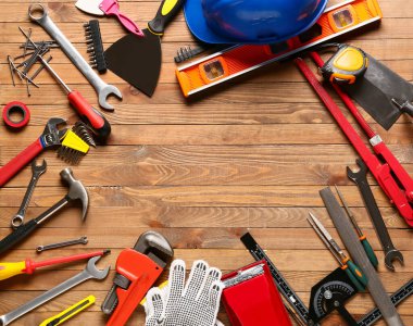 Ahşap zemindeki inşaat araçlarından yapılmış çerçeve