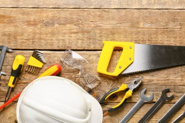 Ahşap arka planda inşaat araçları kümesi