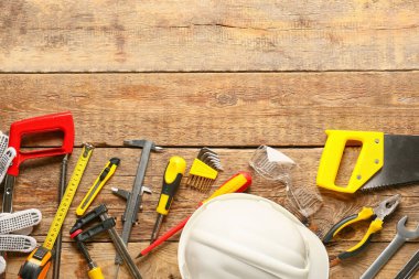 Ahşap arka planda inşaat araçları kümesi