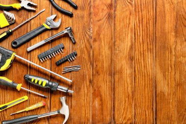 Ahşap arka planda inşaat araçları kümesi