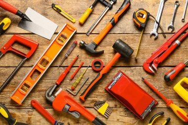 Ahşap arka planda inşaat araçları kümesi