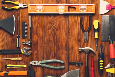 Ahşap zemindeki inşaat araçlarından yapılmış çerçeve