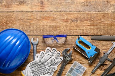 Ahşap arka planda inşaat araçları kümesi