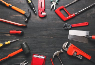 Koyu ahşap arka planda inşaat araçlarından yapılmış çerçeve