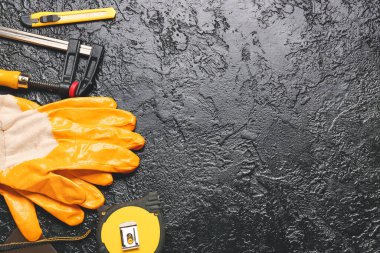 Koyu arkaplanda inşaat araçları kümesi