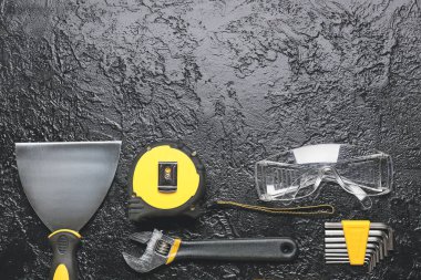 Koyu arkaplanda inşaat araçları kümesi