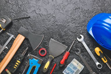 Koyu arkaplanda inşaat araçları kümesi