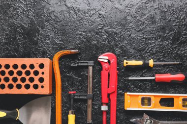 Koyu arkaplanda inşaat araçları kümesi