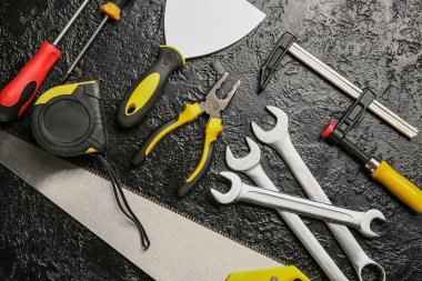 Koyu arkaplanda inşaat araçları kümesi