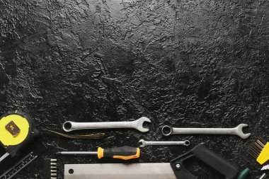 Koyu arkaplanda inşaat araçları kümesi