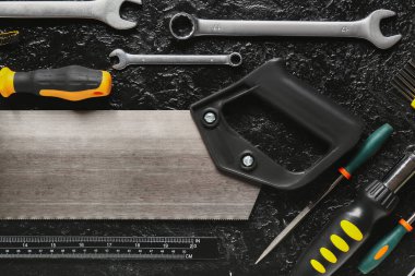 Koyu arkaplanda inşaat araçları kümesi