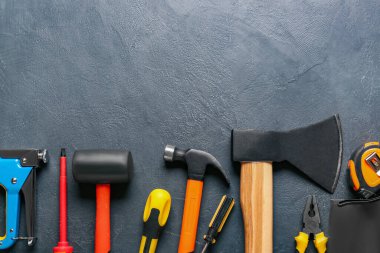 Koyu arkaplanda inşaat araçları kümesi