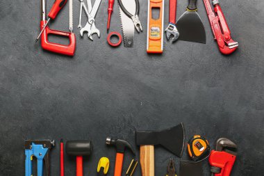 Koyu arkaplanda inşaat araçları kümesi