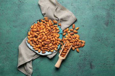 Renk arkaplanındaki lezzetli bademlerle kompozisyon