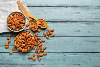 Ahşap zemin üzerinde lezzetli bademler olan kompozisyon