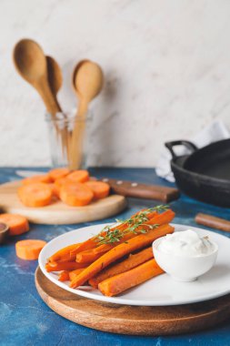 Renkli arkaplanda lezzetli pişmiş havuç tabağı