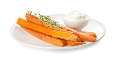 Beyaz arka planda lezzetli pişmiş havuç tabağı.