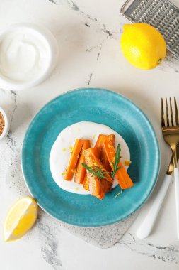 Hafif arkaplanda lezzetli pişmiş havuç tabağı