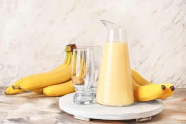 Masada lezzetli muz suyu olan bir sürahi.