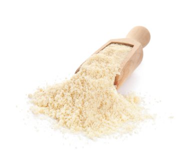 Beyaz arka planda badem unlu kepçe