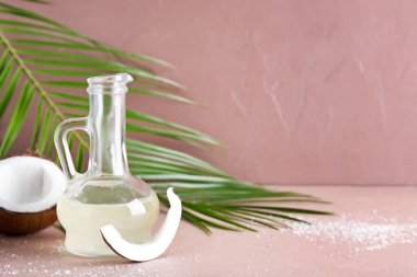 Renk arkaplanında hindistan cevizi yağı dekanı