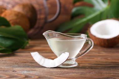 Ahşap arka planda hindistan cevizi yağı sosu.