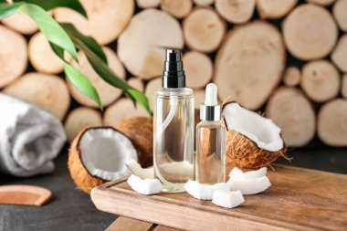 Ahşap zemin üzerinde hindistan cevizi yağı şişeleri olan tahta.