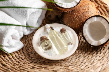 Masanın üzerinde hindistan cevizi yağı şişeleri olan kompozisyon