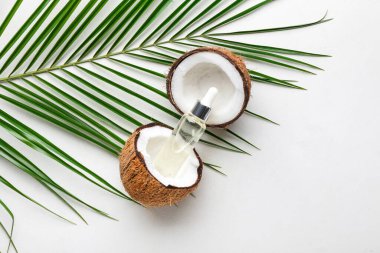 Beyaz arka planda hindistan cevizi yağı şişesi ile kompozisyon