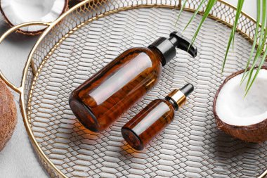 Hindistan cevizi yağı şişeleriyle kompozisyon, yakın plan.