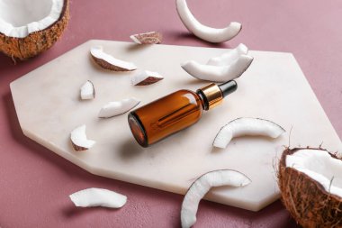 Arka planda hindistan cevizi yağı şişesi olan tahta