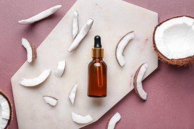 Arka planda hindistan cevizi yağı şişesi olan tahta