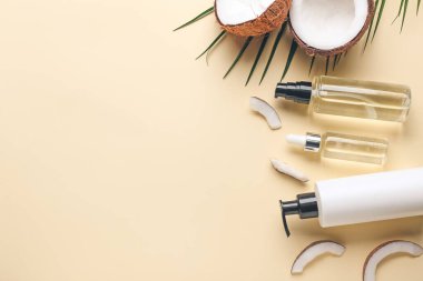 Renkli arka planda hindistan cevizi yağı şişeleriyle kompozisyon