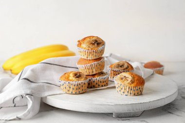 Hafif ahşap arka planda lezzetli muzlu kekler.